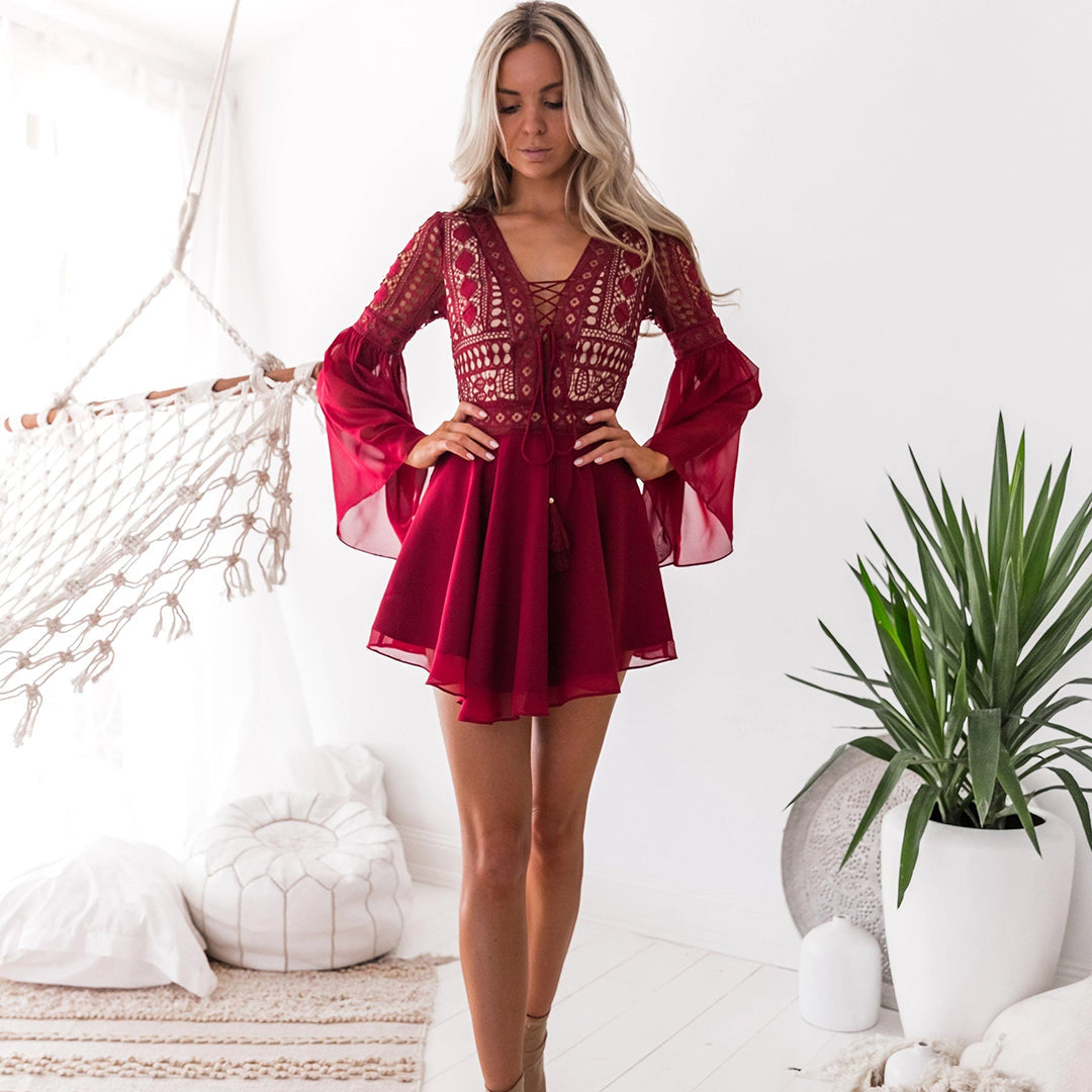 Trendiges Kleid mit Spitzendetails und Trompetenärmeln