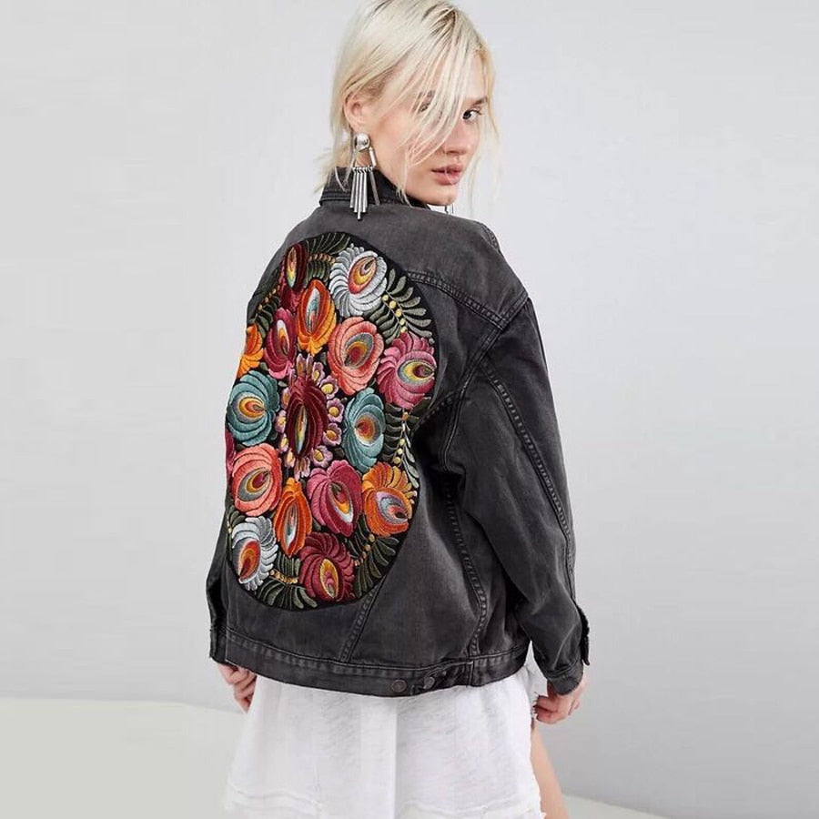 Graue Boho-Jeansjacke – Perfekte Kombination aus Stil und Komfort