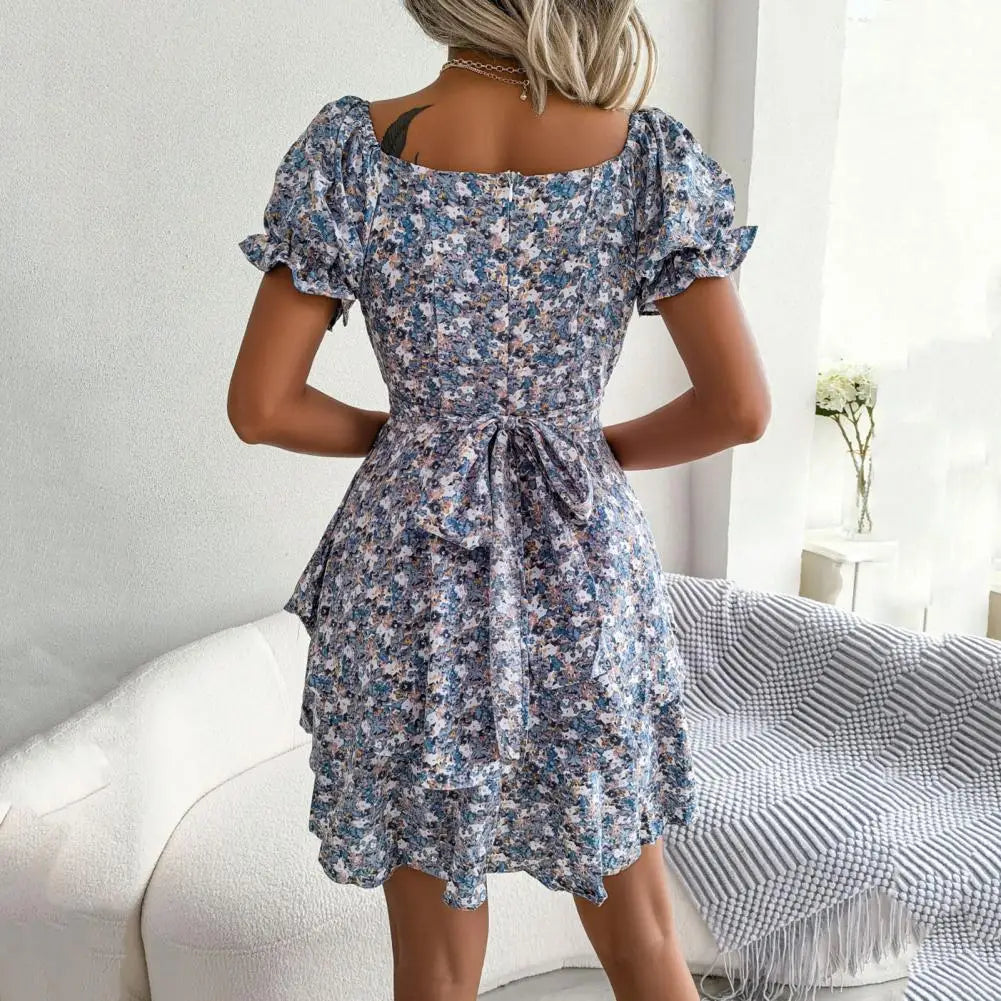 Blumenkleid mit quadratischem Ausschnitt und Puffärmeln