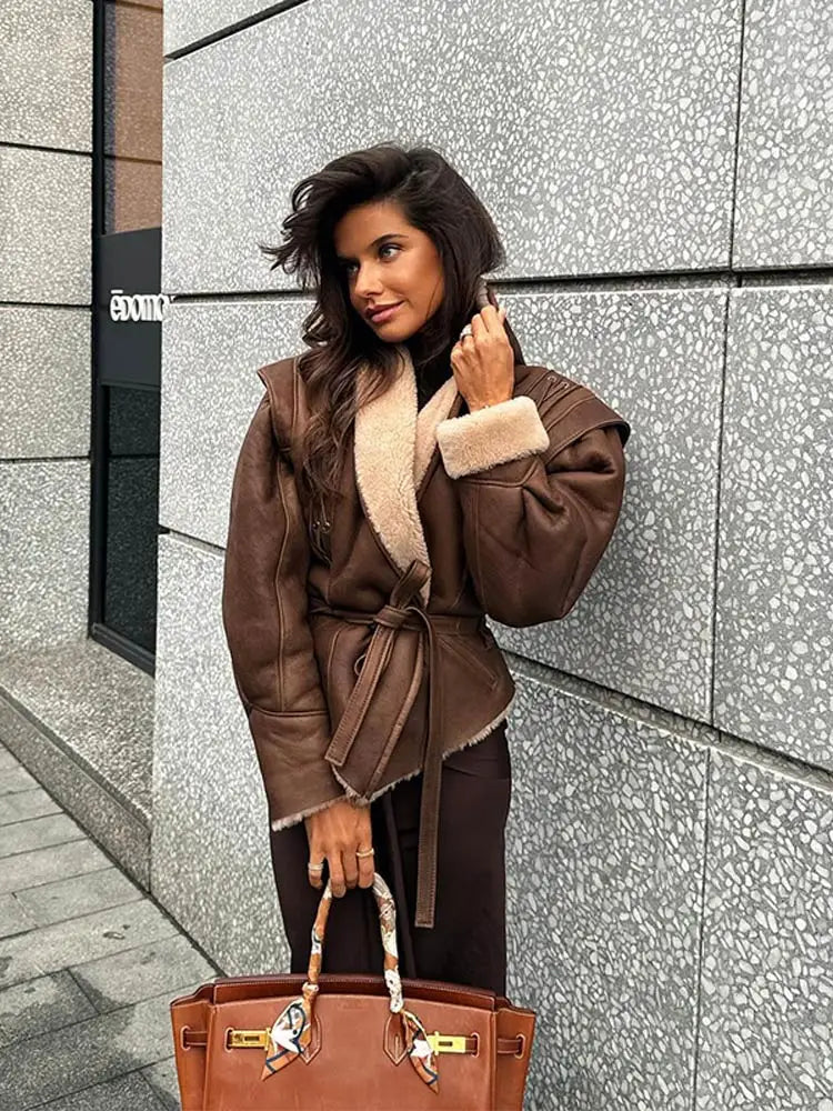 Heidi-Mode | Elegante Braune Lederjacke mit Pelzkragen und Gürtel Stilvoll und Zeitlos