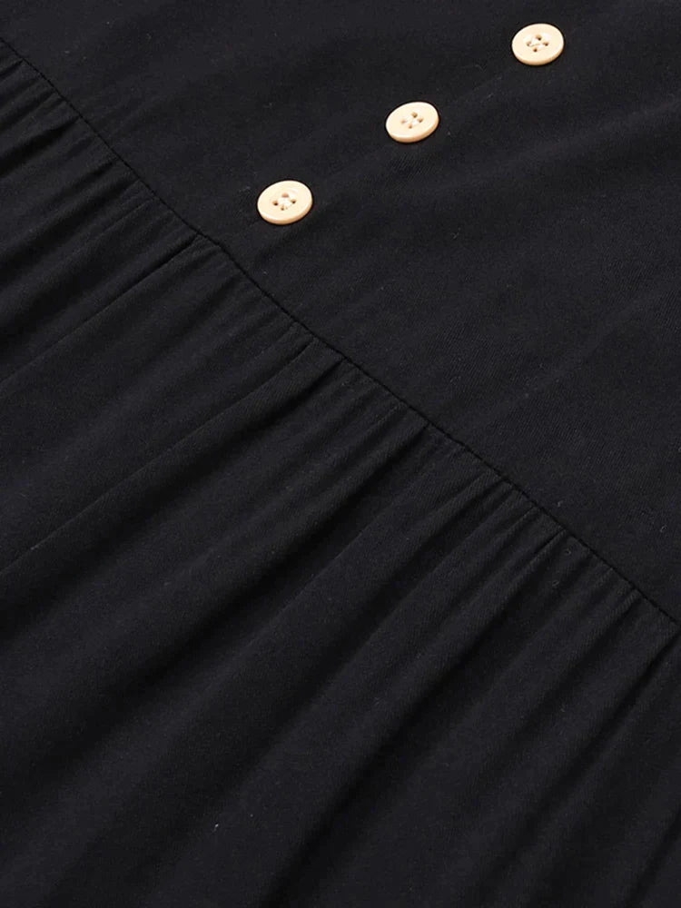 – Schwarzes Midikleid mit Knöpfen