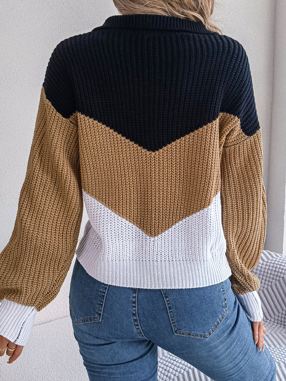 Patchwork-Pullover mit V-Ausschnitt und Streifen