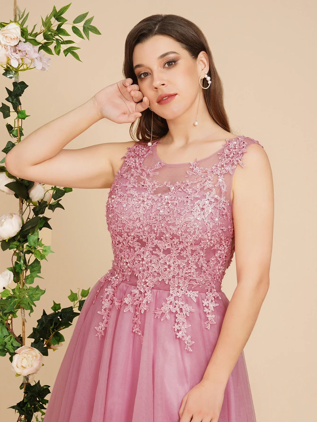 Heidi-Mode | Kurzes Homecoming Kleid Illusion Ausschnitt Ohne Ärmel Blumen Applikationen Abendkleid mit Integrierter Schale Chiffon Rock