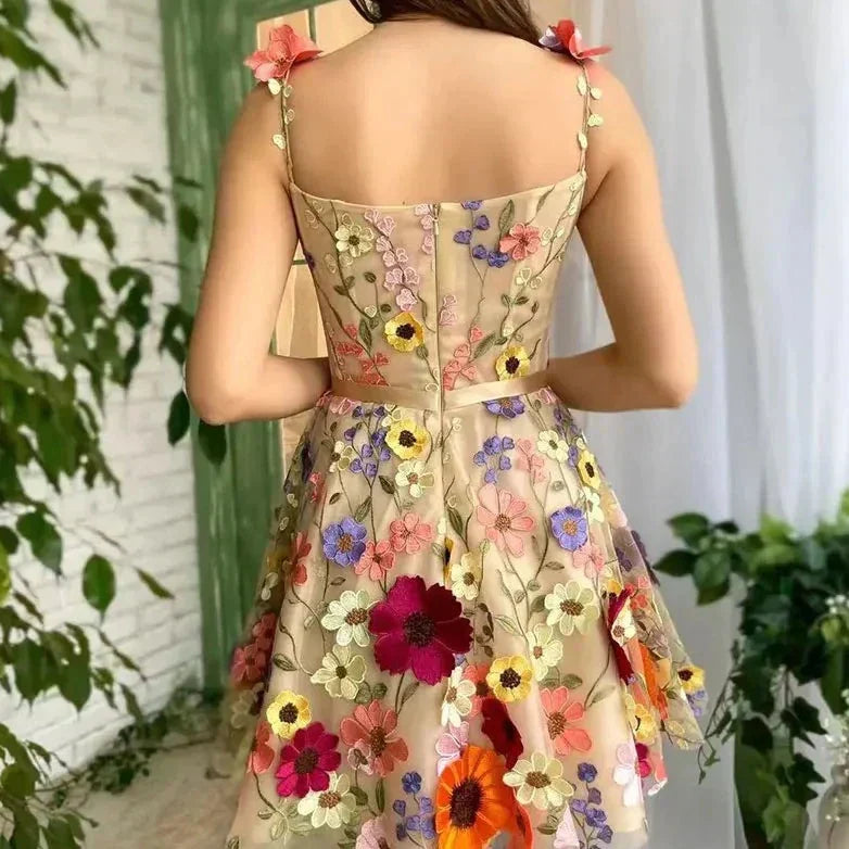 Kleid mit Blumenstickerei und Trägern - Lila