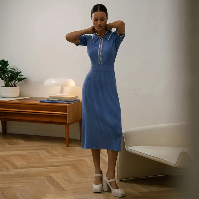 Geripptes Kleid mit Kontrastkragen und Knopfdetails