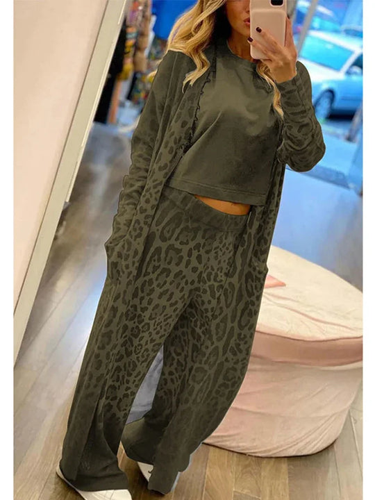 Heidi-Mode | Cardigan mit Langen Ärmeln und Taschen Im Leopardenprint und Hose mit Gummi In Der Taille