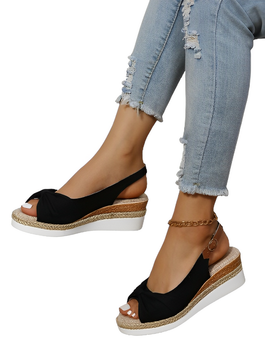 Heidi-Mode | Keilsandaletten mit Peep-Toe und Schnalle