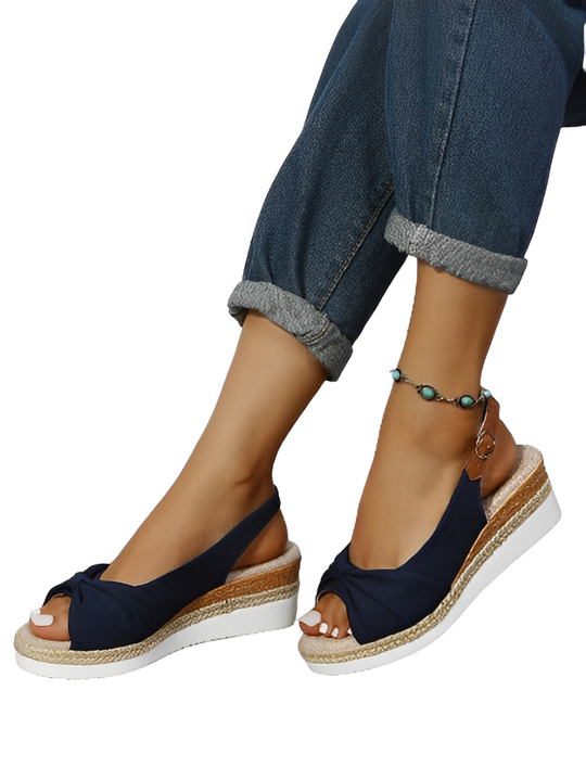Heidi-Mode | Keilsandaletten mit Peep-Toe und Schnalle