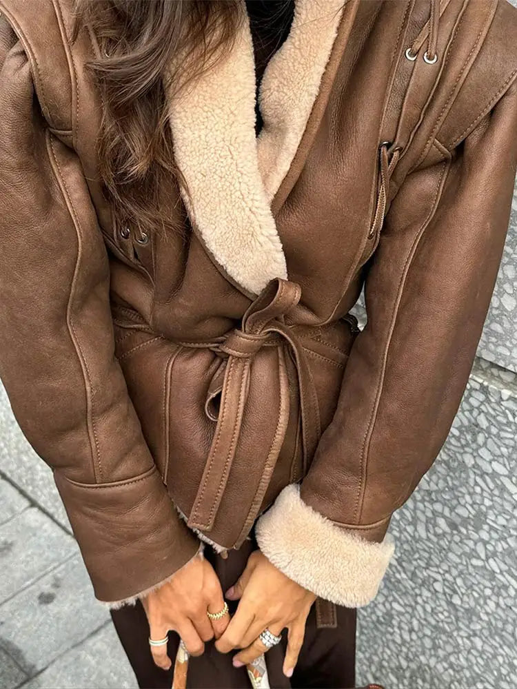 Heidi-Mode | Elegante Braune Lederjacke mit Pelzkragen und Gürtel Stilvoll und Zeitlos