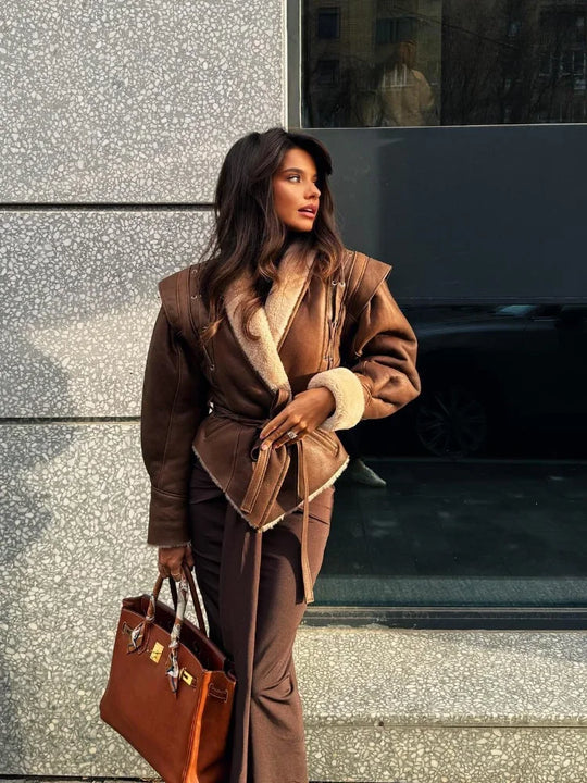 Heidi-Mode | Elegante Braune Lederjacke mit Pelzkragen und Gürtel Stilvoll und Zeitlos
