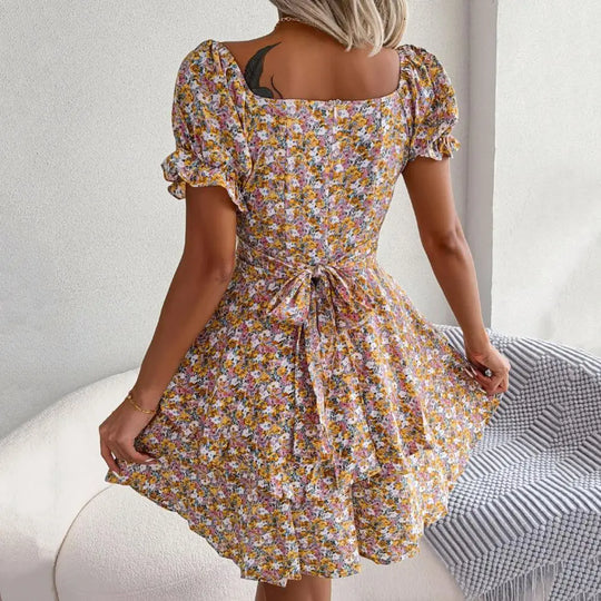Blumenkleid mit quadratischem Ausschnitt und Puffärmeln