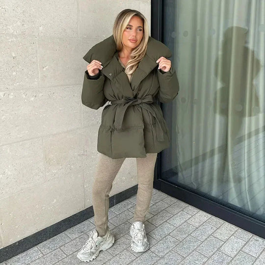 Heidi-Mode | Kurze Damenjacke Mit Stehkragen Und Taillierter Taille