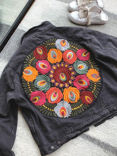 Graue Boho-Jeansjacke – Perfekte Kombination aus Stil und Komfort