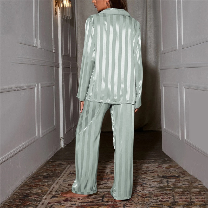 Heidi-Mode - Stilvolles Pyjama-Set aus Seide