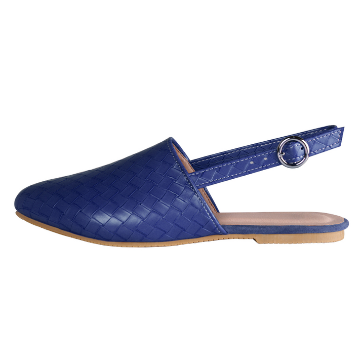 Flach geschnittene Sandalen mit Flechtmuster