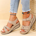 Bequeme orthopädische Sandalen mit Keilabsatz