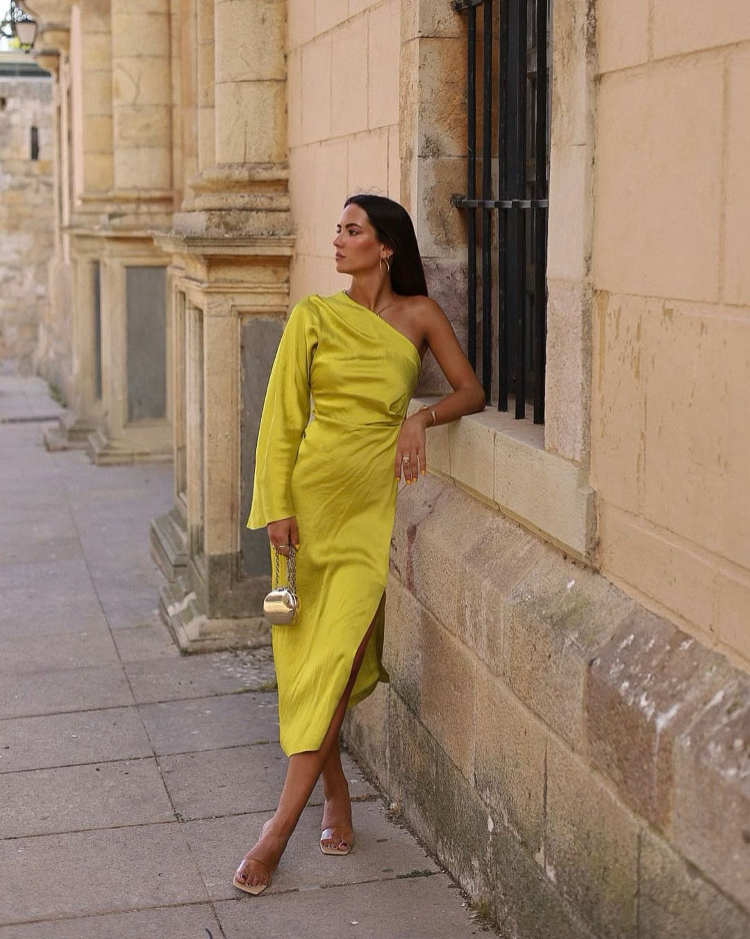 Elegantes Kleid mit schrägem Ausschnitt und Oberspalt für Damen