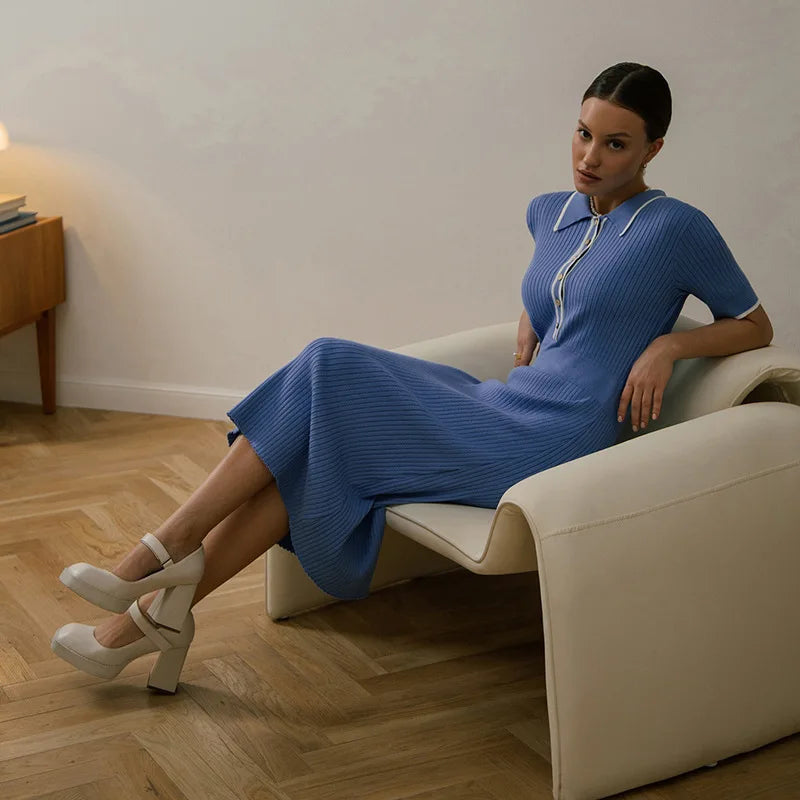 Geripptes Kleid mit Kontrastkragen und Knopfdetails