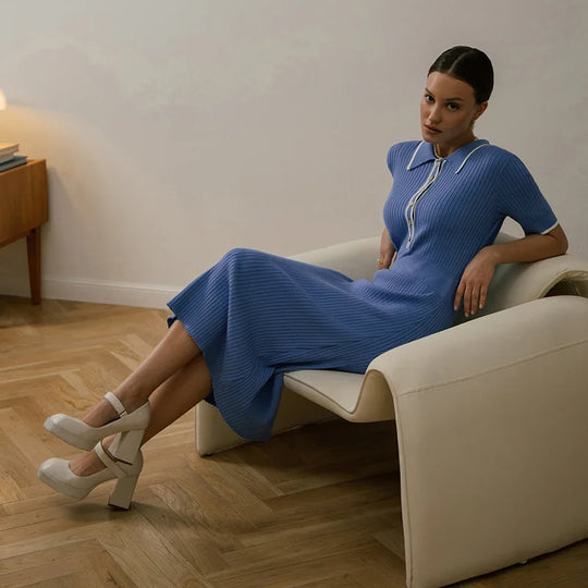 Geripptes Kleid mit Kontrastkragen und Knopfdetails