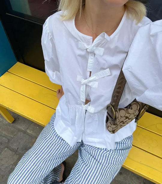 Stylische Sommerbluse mit kurzen Puffärmeln