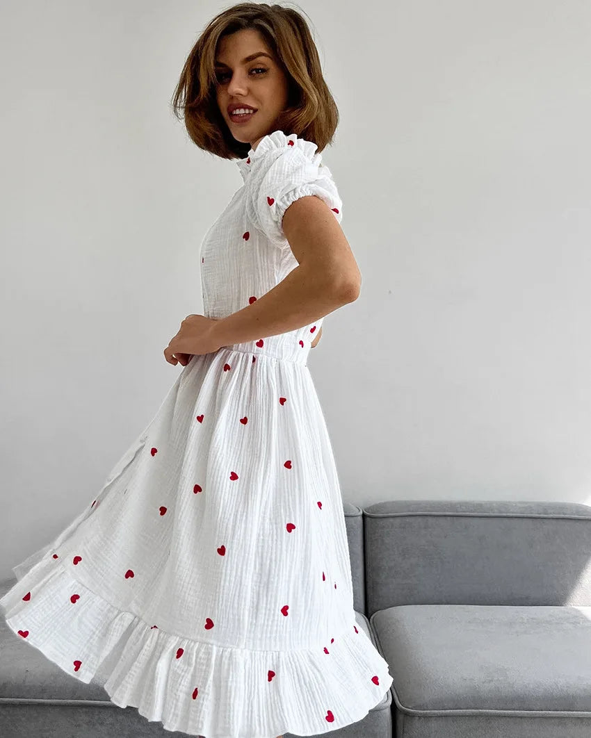 Hochtailliertes Kleid mit Puffärmeln und Herzmotiv