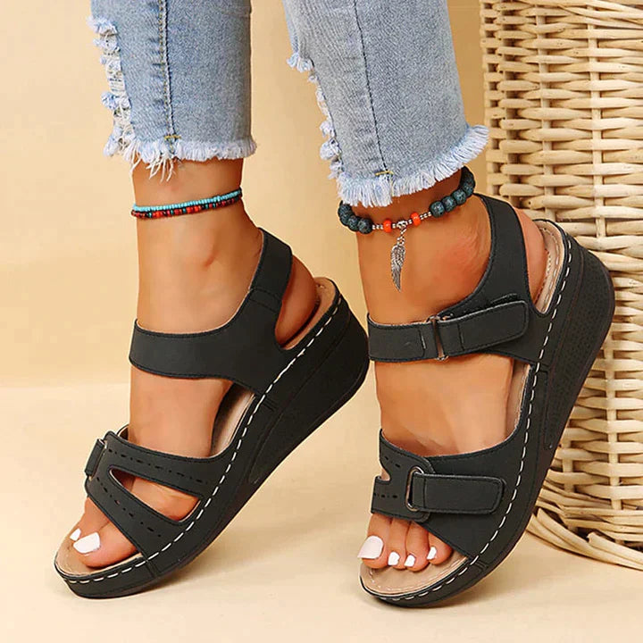 Bequeme orthopädische Sandalen mit Keilabsatz