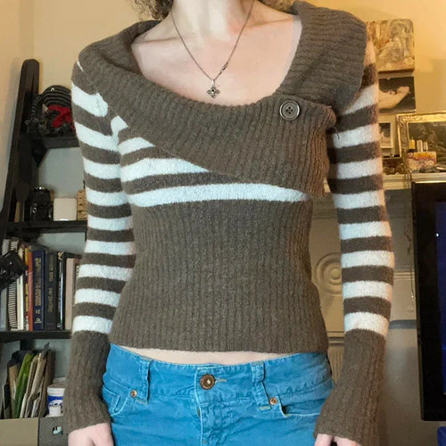 Gestreifter Strickpullover mit Einzelknopf und V-Ausschnitt