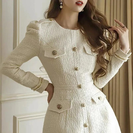 Strukturiertes Kleid mit Doppelverschluss und verzierten Knöpfen