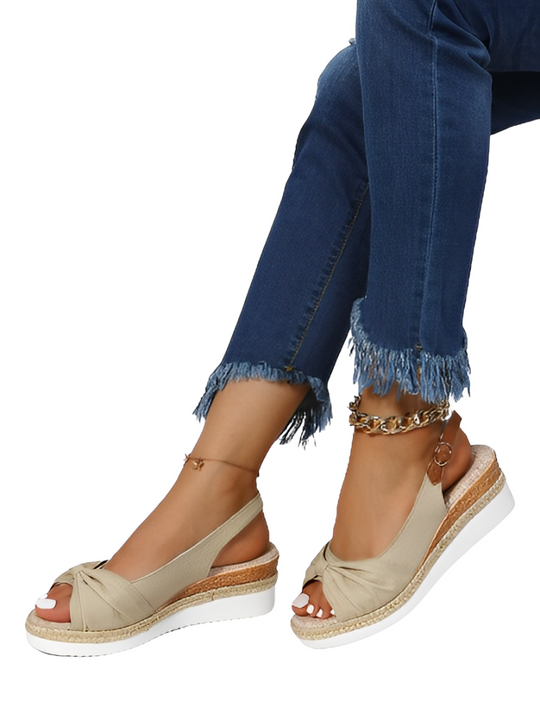 Heidi-Mode | Keilsandaletten mit Peep-Toe und Schnalle