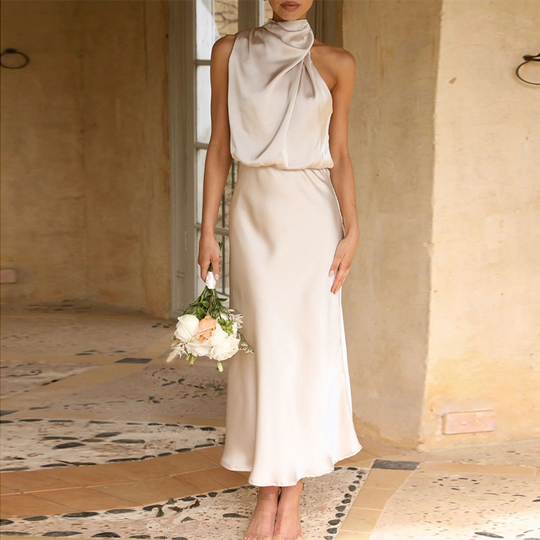elegante satijnen jurk met asymmetrische halslijn