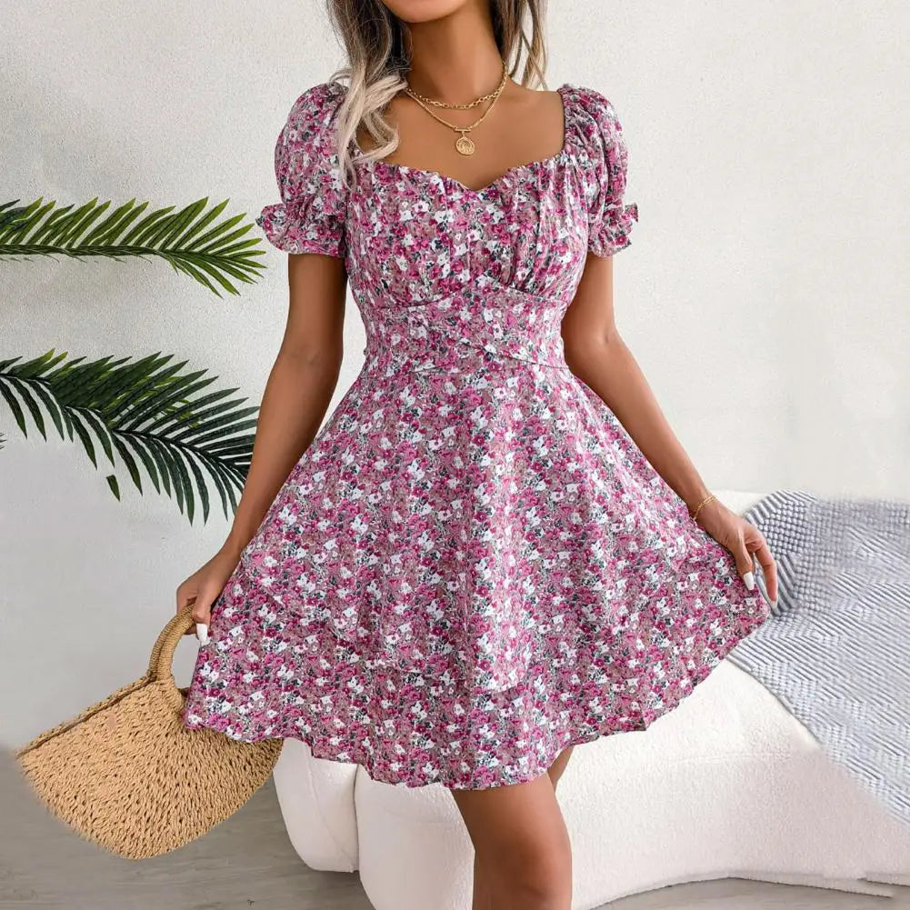 Blumenkleid mit quadratischem Ausschnitt und Puffärmeln