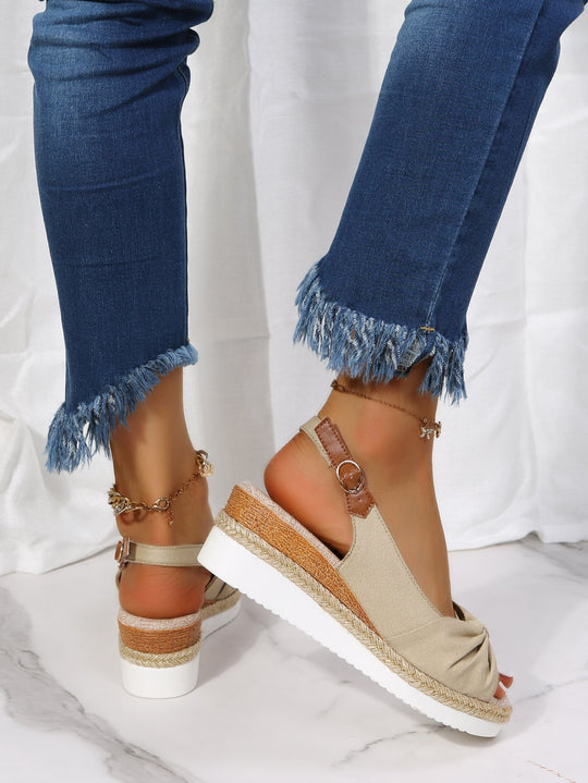 Heidi-Mode | Keilsandaletten mit Peep-Toe und Schnalle