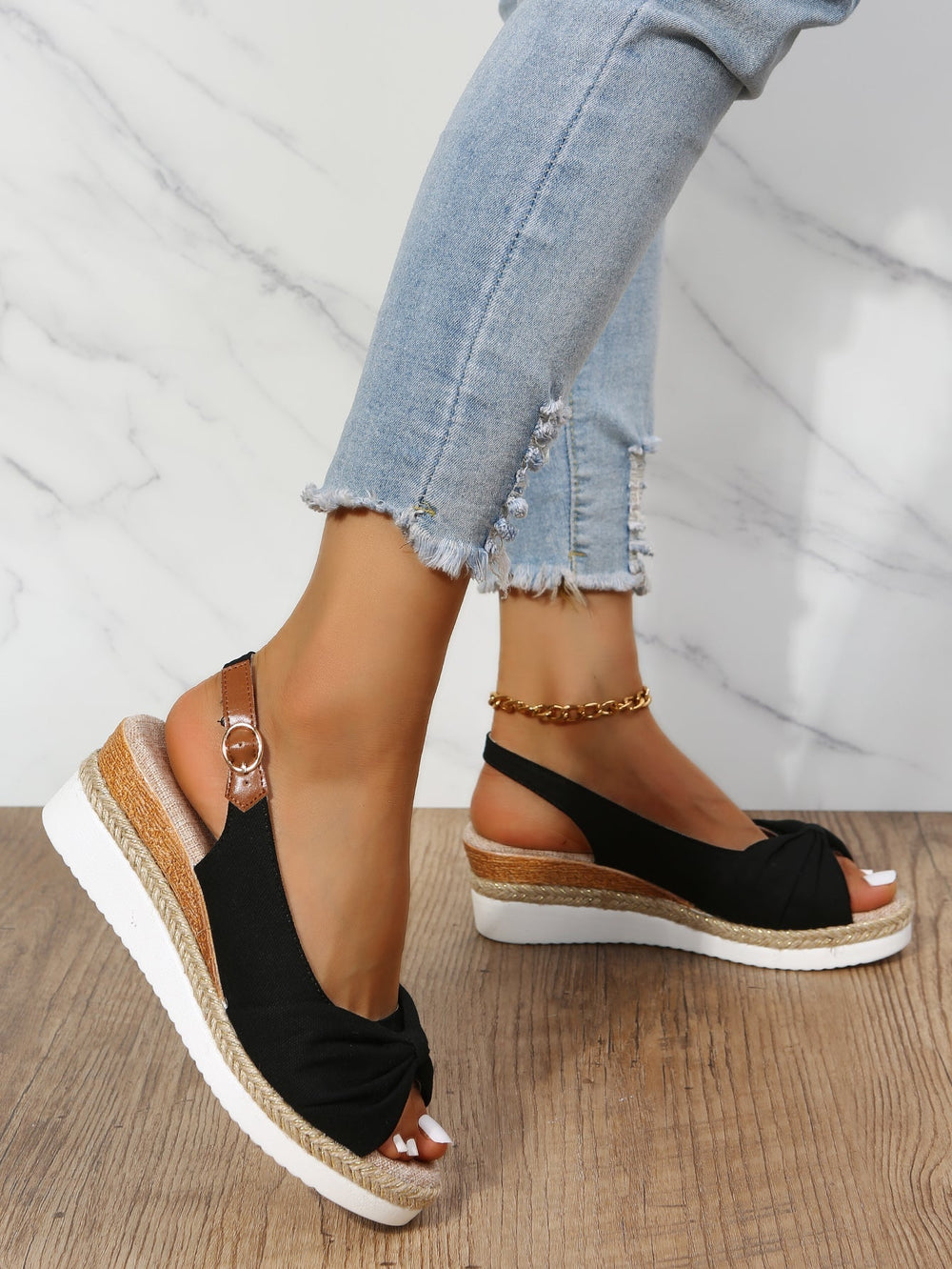 Heidi-Mode | Keilsandaletten mit Peep-Toe und Schnalle