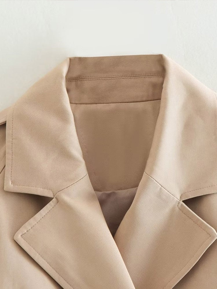 Heidi-Mode | Kurzer Trenchcoat Beige Für Stilvolle Auftritte