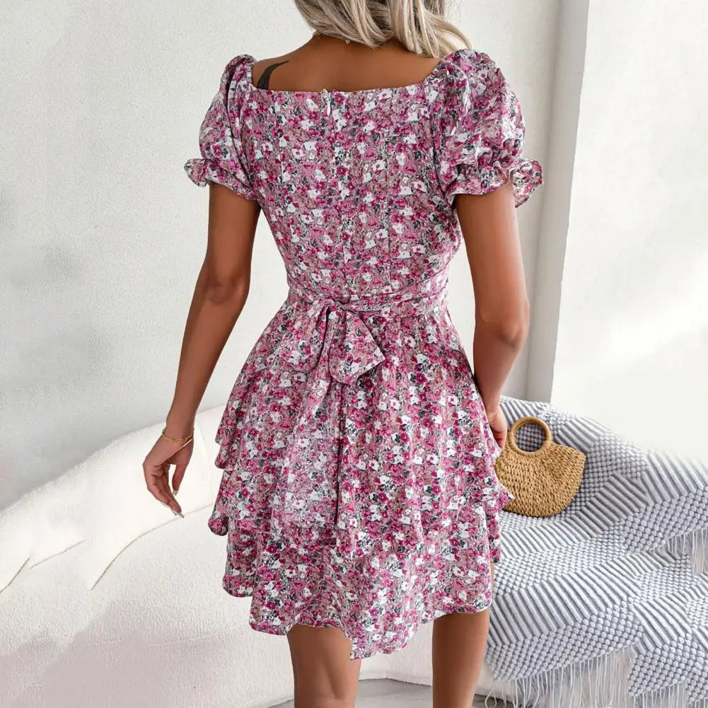 Blumenkleid mit quadratischem Ausschnitt und Puffärmeln