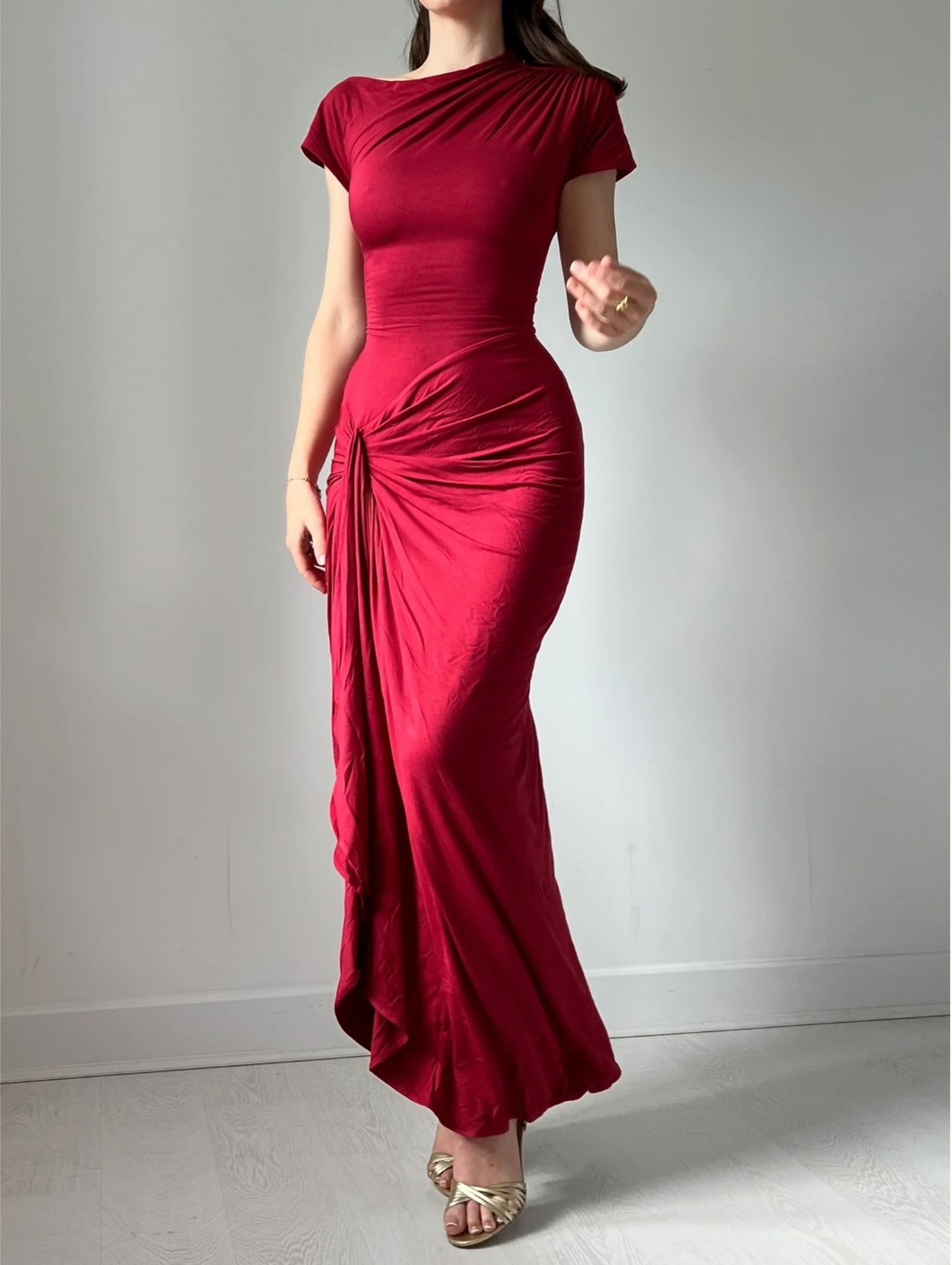 Heidi | Elegantes Kleid mit hohem Schlitz und kurzen Ärmeln