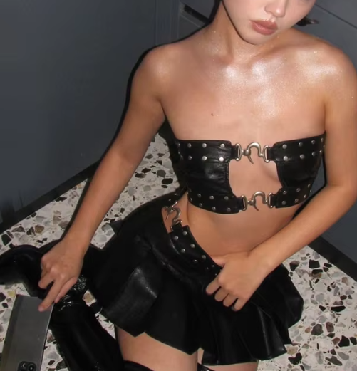 Heidi-Mode | Pu Rückenfreies Crop Top V Form Falten Minirock Co Ord Set