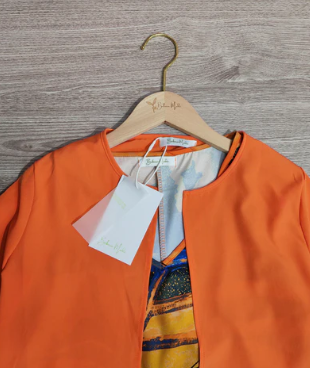 – orangefarbenes midikleid mit halben armeln und v-ausschnitt