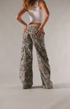 Heidi-Mode | Niedrig taillierte Cargo-Hose Braun Camo