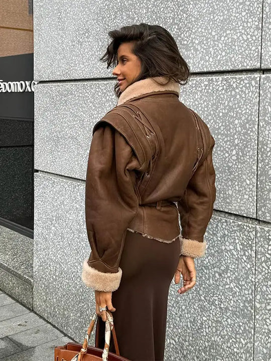 Heidi-Mode | Elegante Braune Lederjacke mit Pelzkragen und Gürtel Stilvoll und Zeitlos