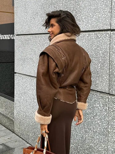 Heidi-Mode | Elegante Braune Lederjacke mit Pelzkragen und Gürtel Stilvoll und Zeitlos
