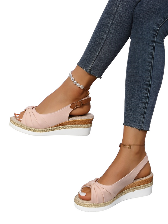 Heidi-Mode | Keilsandaletten mit Peep-Toe und Schnalle