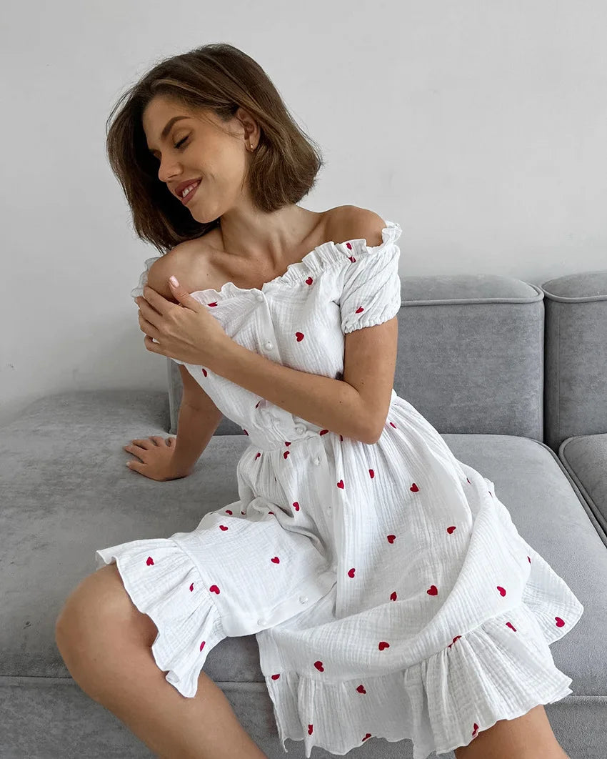 Hochtailliertes Kleid mit Puffärmeln und Herzmotiv