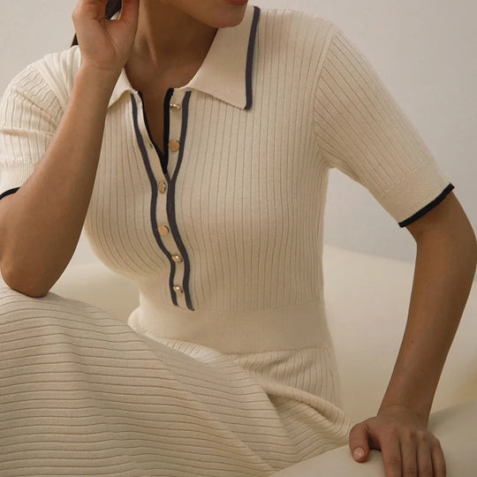 Geripptes Kleid mit Kontrastkragen und Knopfdetails