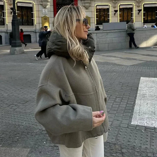 Lässige lockere Damenjacke mit Kapuze