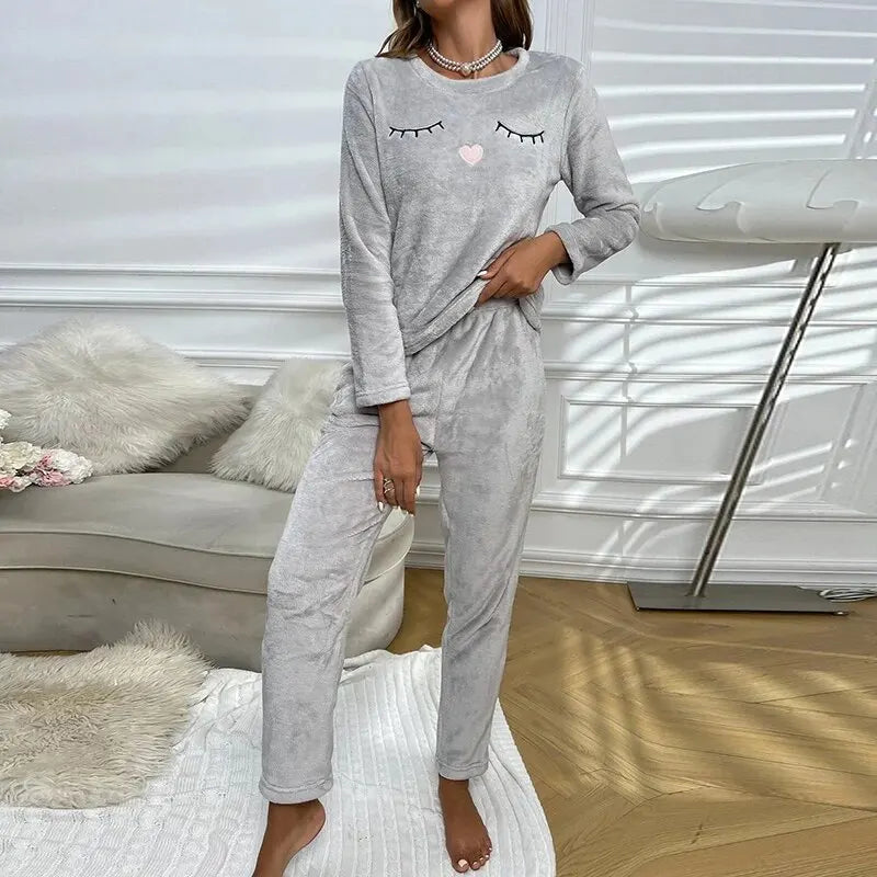 Heidi-Mode | Gemütliches Pyjama Satz mit Langen Ärmeln und Gesticktem Wimpern Drucken