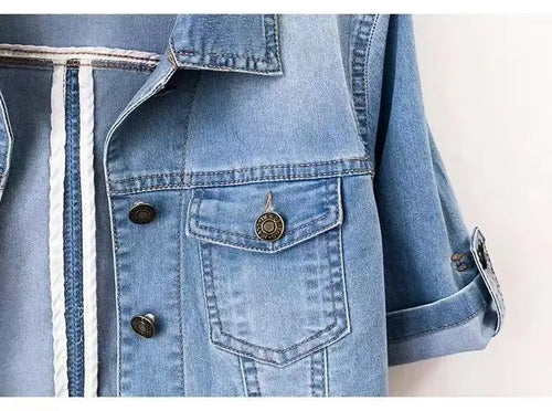 Einfarbige Jeansjacke mit kurzen Ärmeln