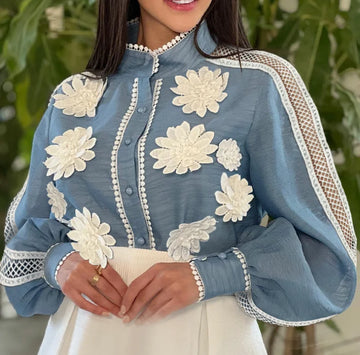 Elegante Blumenbluse mit Spitzenknöpfen