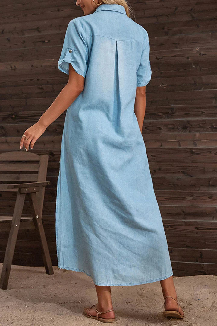 Kurzärmliges Jeanskleid mit Revers und Seitenschlitz