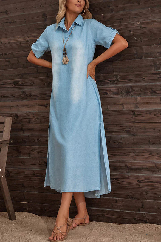 Kurzärmliges Jeanskleid mit Revers und Seitenschlitz